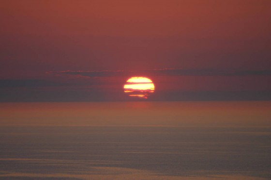 斜里町ウトロの海岸から見た夕陽１