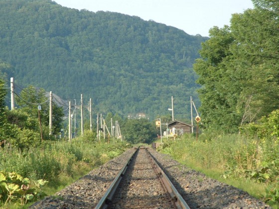 　　石北本線の線路と旧白滝駅　2003年撮影