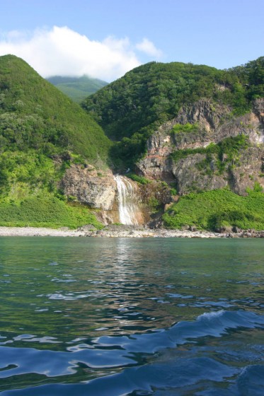 　　　知床観光船から見たカムイワッカの滝