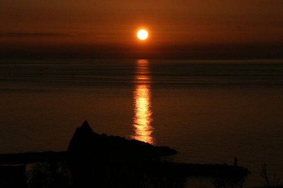 　　知床・ウトロの海に沈む夕陽　2010年5月撮影